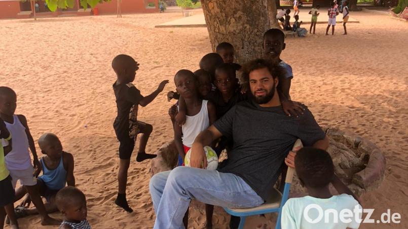 Der gelernte Schreiner Ansumana Sowe ist gebürtiger Nürnberger mit Wurzeln in Gambia. Für einige Monate hilft er in der vereinseigenen Schule von Socialis for The Gambia in Brufut in Westafrika als Schreiner und Sportlehrer. Bild: Socialis for The Gambia/exb