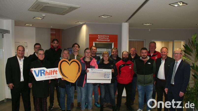 Vorstand Klaus Wild (rechts) und Geschäftsstellenleiter Hans-Peter Schmid (links) von der Raiffeisenbank Hirschau übergeben in Anwesenheit von Bürgermeister Marcus Eichenmüller (Zweiter von rechts) Spenden von insgesamt 8000 Euro an gemeinnützige Vereine und Organisationen aus dem Geschäftsgebiet der Stadt Schnaittenbach. Bild: wfw