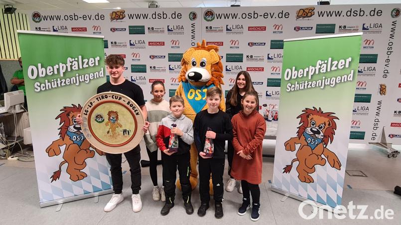 Die Siegermannschaft des Tiro-Cups des Oberpfälzer Schützenbundes: (von links) Fabian Plannerer, Stella Matt, Johannes Schicker, Nico Schürger, Eva Merkl und Emma Fütterer. Bild: rwo