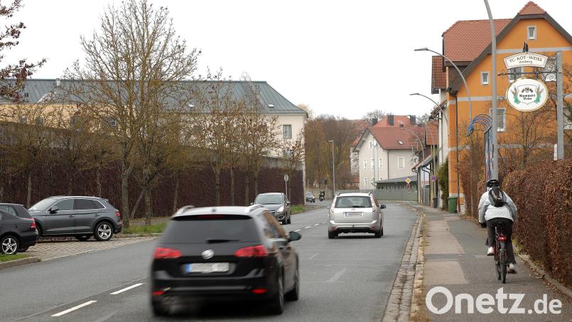 Radfahrer bewegen sich entlang der Werner-von-Siemens-Straße gerne mal auf dem Gehsteig. Sie sollen künftig auf sicheren Radstreifen entlang der Fahrbahn fahren können. Bild: Wolfgang Steinbacher