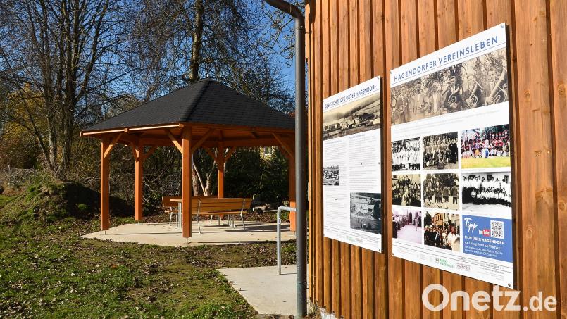 Auch der Pavillon im Spielpark steht schon. Großformatige Tafeln am ehemaligen Sanitärgebäude erinnern an die Bergbautradition Hagendorfs. Bild: fjo