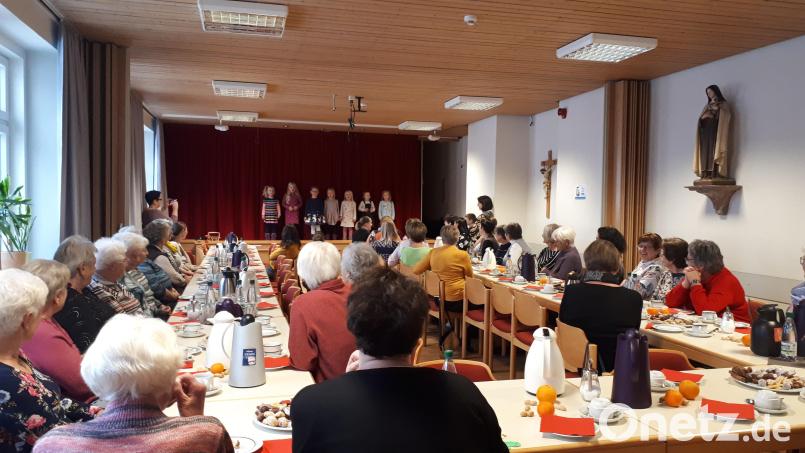 Fast 50 Erwachsene und Kinder haben sich im Theresienheim gemeinsam auf den Advent eingestimmt. Eingeladen haben dazu der evangelische Jugendheimverein und der katholische Frauenbund. Bild: Michaela Zettl/exb