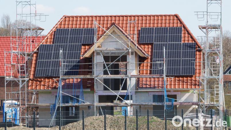 In Sulzbach-Rosenberg wird es künftig in Neubaugebieten für Bauherren eine Pflicht zur Erzeugung von Solarstrom geben. Symbolbild: Mia Bucher/dpa