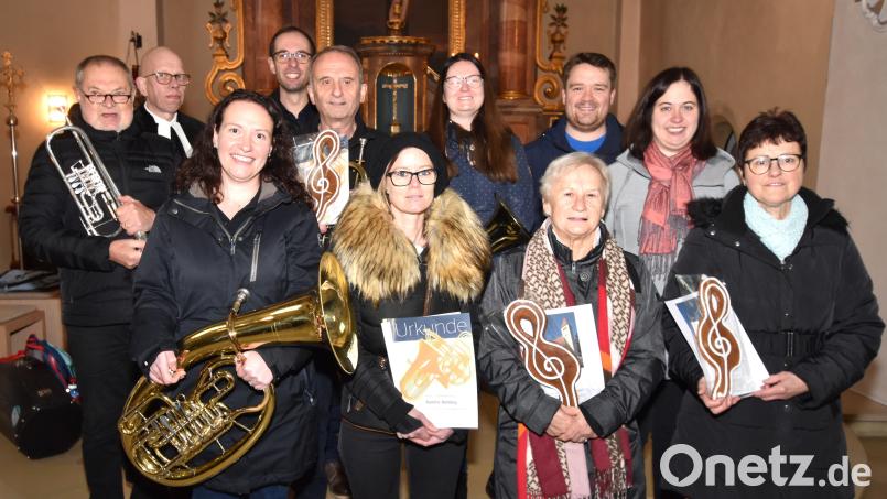 In Illschwang wurden langjährige Mitglieder von Posaunen- und Kirchenchor geehrt: Dekanatschorleiter Kurt Lehnerer, Pfarrer Thomas Schertel, Thomas Schmidt, Georg Schmidt, Anja Nitzbon, Chorleiter Martin Schmidt, Vertrauensobfrau Lisa Herbst (hinten von link), Carolin Schötz, Sandra Dehling, Monika Bär und Sabine Dehling (vorne von links). Bild: no