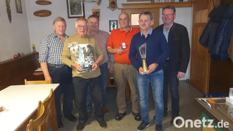 Beim Züchterabend des Kaninchenzuchtvereins wurden die Bestplatzierten ausgezeichnet. Bild: Martin Fuchs/exb