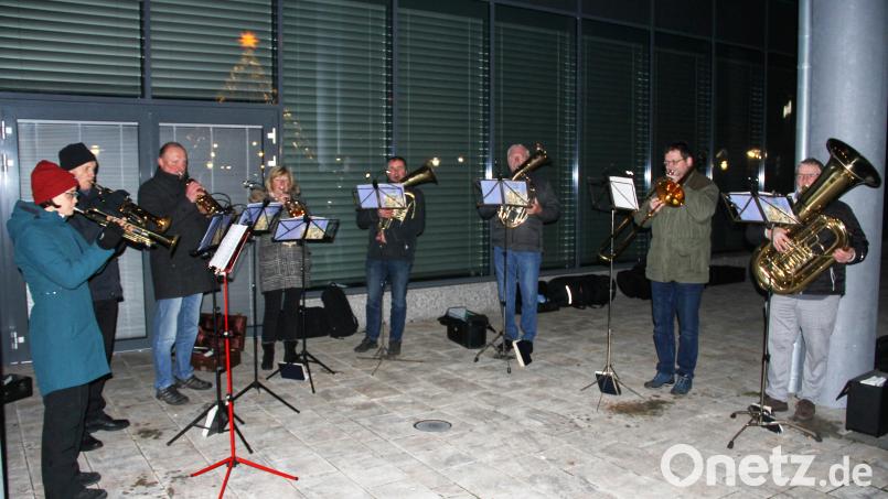 Das erste Adventskonzert nach der zweijährigen Corona-Pause bestritt der evangelische Posaunenchor Erbendorf. Bild: njn