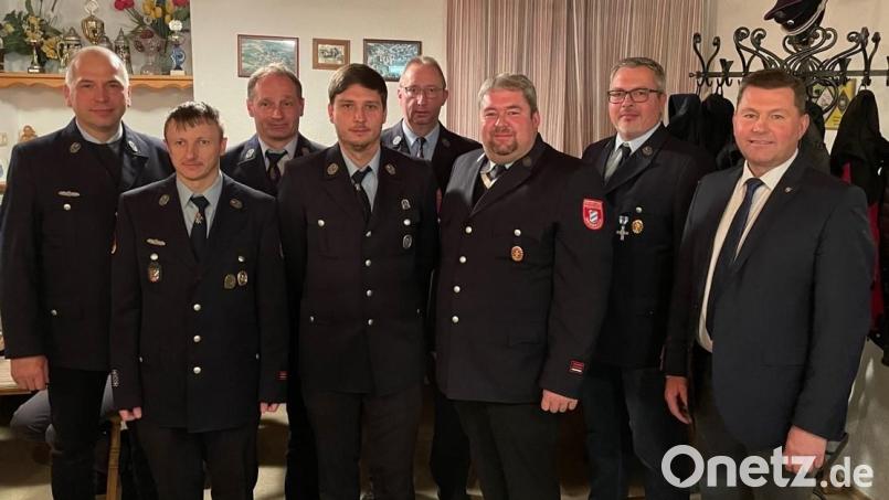 Bei den Wahlen bestätigten die Mitglieder Michael Puff als Vorsitzenden sowie Zweiten Kommandanten Albert Striegl, Kassier Herbert Zitzmann und Zweiten Vorsitzenden Jakob Bauer (hinten, von links). Außerdem im Bild sind Sandro Gößl, Schriftführer Michael Vogl und Erster Kommandant Tobias Wittmann. Bild: bey