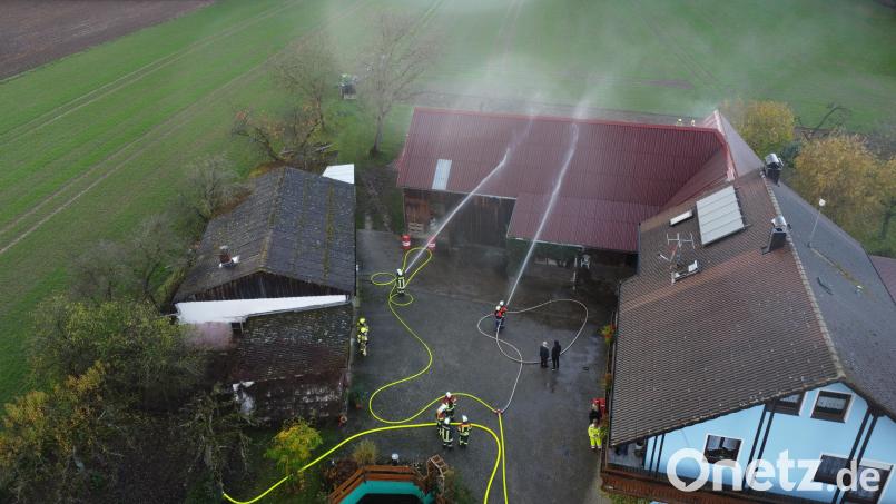 Landkreisübergreifend bekämpfen insgesamt sieben Feuerwehren bei einer Einsatzübung in Emhof einen Brand. Bild: Timo Rechenbach/exb