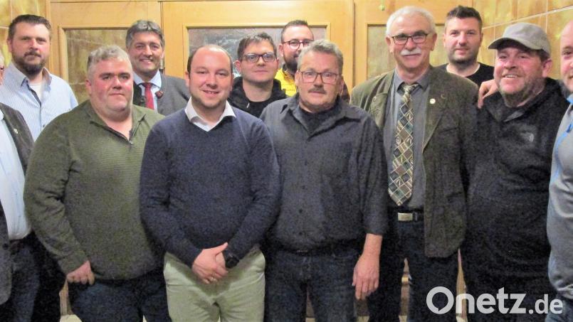 Wolfgang Specht (Vierter von rechts) wurde bei den Neuwahlen als Vorsitzender des Fischereivereins in seinem Amt bestätigt. Bild: rgr