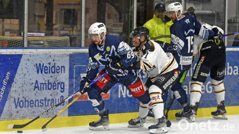 Die Blue Devils empfangen am Freitag den EV Lindau und reisen am Sonntag zum EV Füssen. Das Bild zeigt eine Szene mit Robert Hechtl (links) und Fabian Voit (Zweiter von rechts) aus dem Hinspiel gegen Füssen (5:3). Archivbild: Gebert