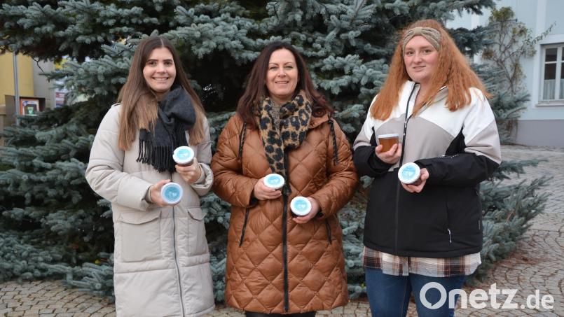Lichtblicke-Schirmherrin Claudia Grillmeier (Mitte), Isabel Sommerer (links) und Lena Schedl verkaufen am Weihnachtsmarkt in Mitterteich selbstgemachte Marmelade. Der Erlös fließt der Hilfsaktion zu. Bild: jr
