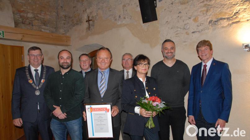 Die Marktgemeinde Schmidmühlen verleiht ihre Bürgermedaille in Bronze an Karl Fochtner (von links): Bürgermeister Peter Braun, Martin Fochtner, Matthias Huger, der geehrte Karl Fochtner, Martin Bauer, Martina Fochtner, Wolfgang Fochtner und stellvertretender Landrat Michael Rischke. Bild: pop