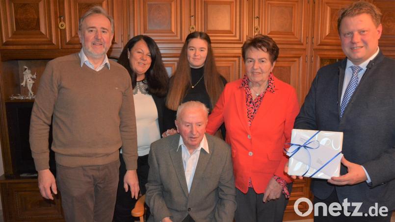 Franz Zeitler senior (sitzend) feierte am Mittwoch seinen 95. Geburtstag. 77 Jahre lang wirkte der „Buchbinder-Franz“ im gleichnamigen Kaufhaus. Es gratulierte neben Ehefrau Resi (Zweite von rechts), Sohn Franz Zeitler junior (links), Schwiegertochter Eva und Enkelin Lara auch Bürgermeister Stefan Grillmeier. Bild: jr