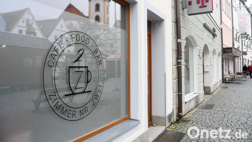 Das Logo von "Zimmer Nr. 2" am Oberen Markt ist nun auch am ehemaligen Strumpfladen zu sehen. Bild: Gabi Schönberger