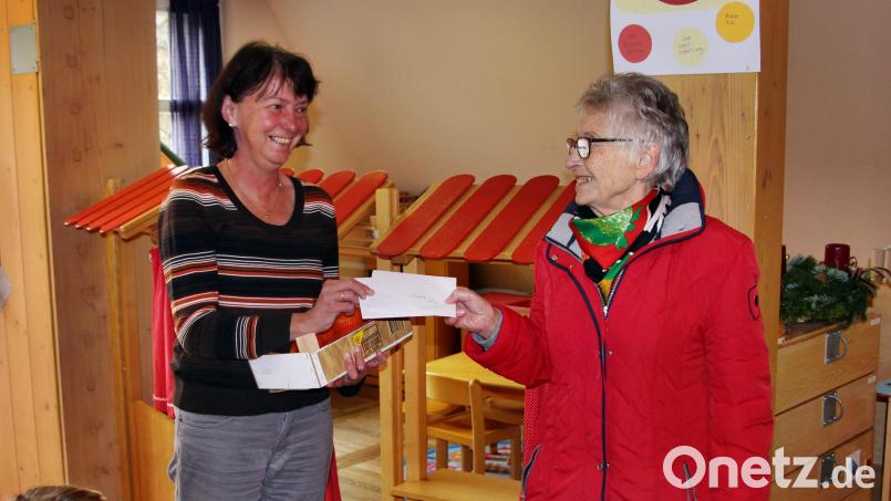 Gerda Olk (rechts) von der AWO Etzelwang- Neukirchen überreichte an Kinderhaus-Leiterin Birgit Stadelmann die Spende. Bild: ds