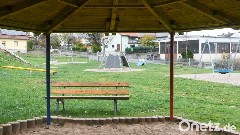 Der Spielplatz an der Rastenhofer Straße sollte der erste sein, der nach Fertigstellung des Konzepts für die Neustädter Spielplätze ein neues Gesicht bekommen soll. Statt der Freude sorgen aber Verzögerungen für Ärger. Bild: Gabi Schönberger
