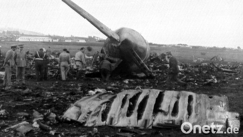 Das Wrack des Flugzeugs der spanischen Chartergesellschaft Spantax wird von Ermittlern untersucht. Bei dem Absturz am 3. Dezember 1972 starben alle 155 Menschen an Bord. Archivbild: AP/dpa/picture-alliance
