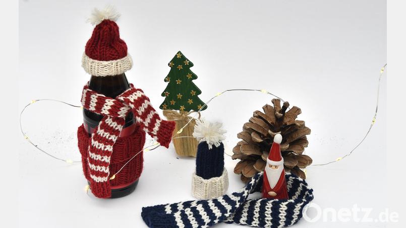 Selbst gemacht: Mini-Mütze und -Schal machen aus jeder Flasche ein tolles Geschenk. Drunter stecken kann Alkoholisches wie ein Piccolo oder – wie in diesem Fall – abwehrstärkender Saft. Bild: Petra Hartl
