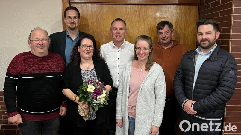 Der Vorstand der SPD Flossenbürg um die neue Vorsitzende Andrea Egner (Dritte von links): Peter Gruber, Holger Bannert, Roman Schell, Daniela Jakob und Gerd Reinl (von links); mit im Bild der Neustädter Bürgermeister Sebastian Dippold (rechts). Bild: SPD Flossenbürg/exb
