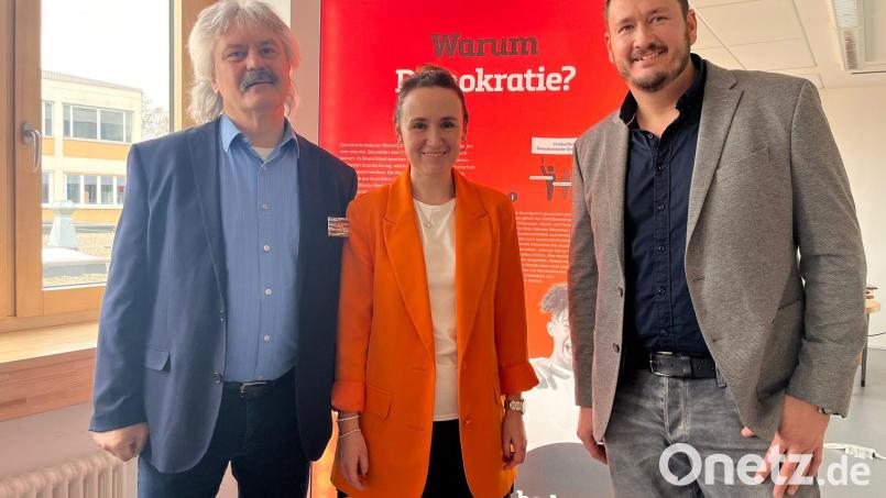 Am Beruflichen Schulzentrum in Schwandorf ist derzeit die Ausstellung „Demokratie stärken - Rechtsextremismus bekämpfen“ zu sehen. Bild: BBZ Schwandorf/exb