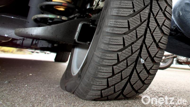 Nicht nur einer, gleich alle vier Reifen waren platt, als eine Hirschauerin am Morgen in ihre Auto steigen wollte. Jedem ist klar: Das ist kein Zufall. Symbolbild: picture alliance/dpa-tmn/GTÜ