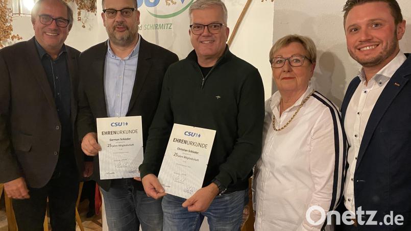 Die Schirmitzer CSU ehrt langjährige Mitglieder. Vorsitzender Markus Dobmeier (links) und Bürgermeister Ernst Lenk (rechts) gratulieren. Bild: CSU Schirmitz/exb