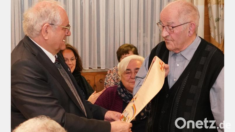 Pfarrer Franz Winklmann (rechts) übergibt bei der KLB-Kreisversammlung seine Landvolk-Stola seinem Nachfolger Gerhard Pausch aus Weiden Bild: fvo