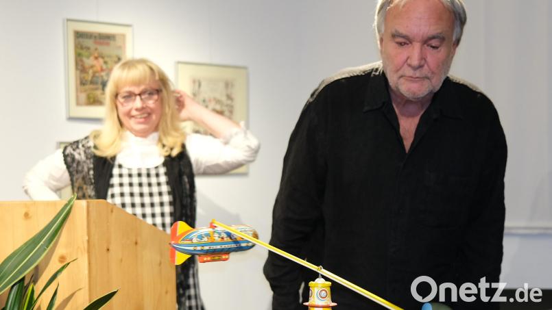 Spielzeugsammler Gerhard Pretzl lässt den Sky-Ranger mit Propeller-Antrieb kreisen und begeistert damit nicht nur Museumsleiterin Eva-Maria Keil (links), sondern auch die zahlreichen Besucher der Ausstellungseröffnung. Bild: Hirsch
