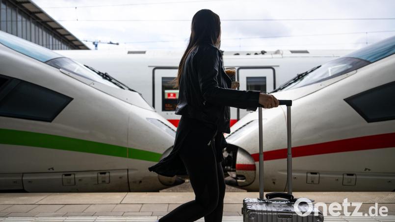 Eine Reisende auf dem Bahnsteig Symbolbild: Lennart Preiss