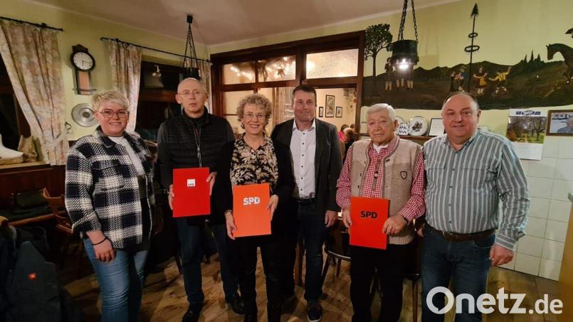 Langjährige Mitglieder des SPD-Ortsvereins Haselmühl-Kümmersbruck werden ausgezeichnet (von links): Fraktionsvorsitzende Lisa Hartinger, Horst Lischka (40 Jahre), Karin Lay (40 Jahre), Landtagskandidat Uwe Bergmann, Paul Grell (50 Jahre) und Vorsitzender Hans Hartinger. Bild: Katharina Hackl/exb