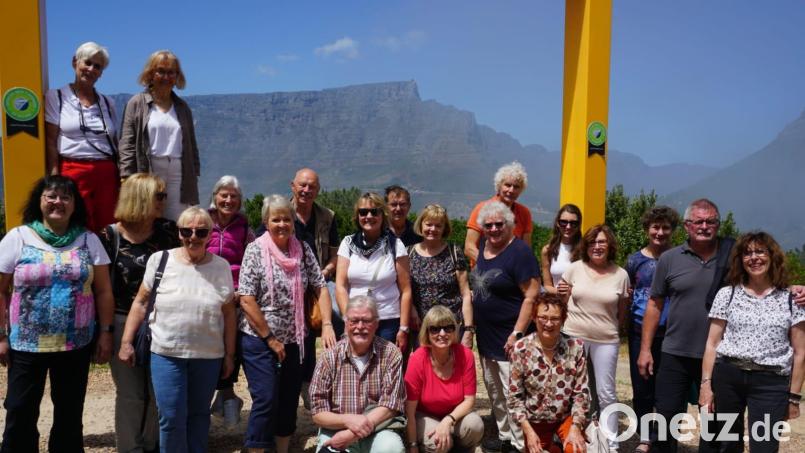 In Kapstadt versammelte sich die Reisegruppe zu einem Erinnerungsfoto. Im Hintergrund ist der Tafelberg zu sehen. Bild: jzk