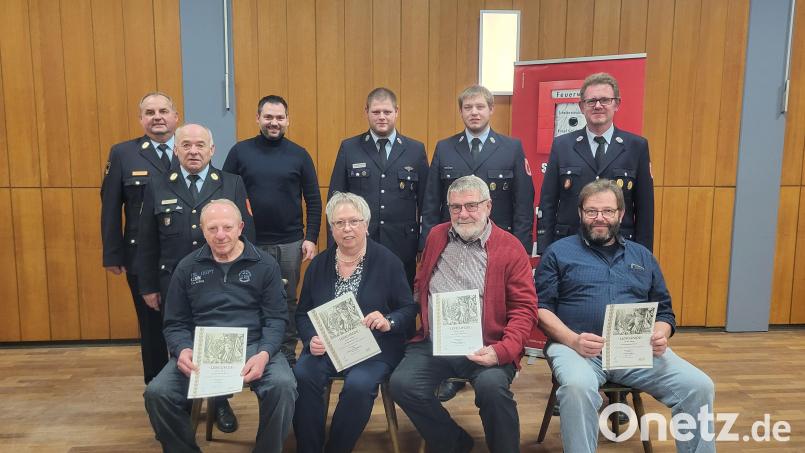 Vorsitzender Josef Kres zeichnet gemeinsam mit seinem Stellvertreter Stefan Argauer und den beiden Kommandanten Johannes Kres sowie Christoph Ammer langjährige Mitglieder für ihre Treue zum Feuerwehrverein aus. Kreisbrandinspektor Martin List und Bürgermeister Sebastian Hartl schließen sich diesen Dankeswünschen an.. Bild: bey