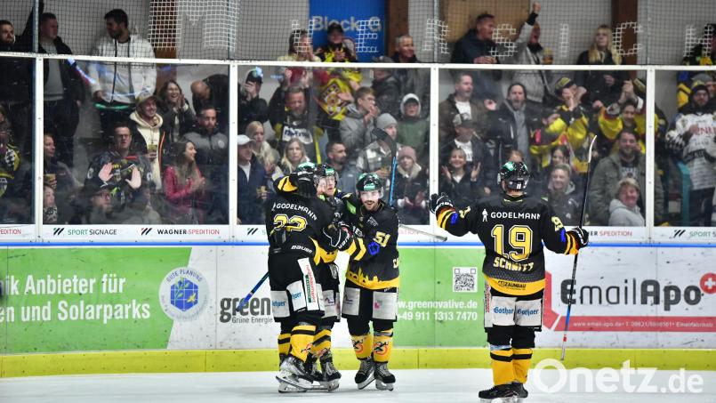 So sehen die Fans des ERSC Amberg ihre Spieler am liebsten:; beim Jubel. Am Sonntag könnten sie sich wieder über viele Tore freuen –oder trumpft das Schlusslicht aus Pfaffenhofen überraschend auf? Archivbild: SignaLight