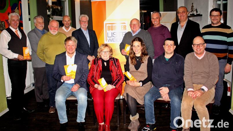 Die neu gewählte Führungsriege der Bürgerliste Weiden mit (vorne, von links) Jürgen Meyer, Renate Jahreis, Sarah Wolf, Tobias Sier und Christian Deglmann. Hinten der ergänzende Ausschuss. Bild: R. Kreuzer