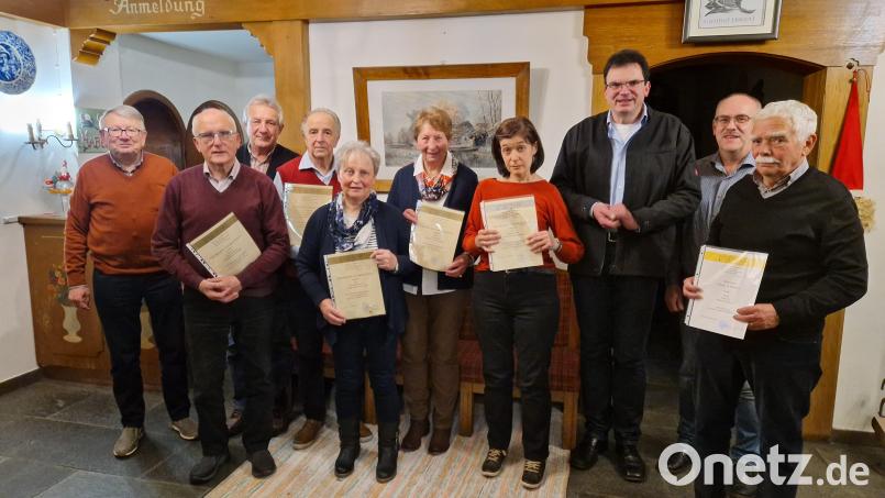 Langjährige Mitglieder des Katholischen Kirchenchores St. Wenzeslaus aus Schönsee wurden bei der Cäcilien-Feier geehrt. Bild: Angelika Hunger/exb