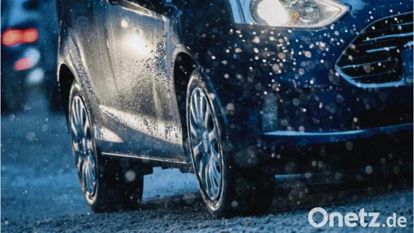 Noch die Kurve kriegen: Auf Eis und Schnee helfen in modernen Autos elektronische Helfer wie ESP – mehr Gefühl und Vorsicht helfen, dass sie erst gar nicht zum Einsatz kommen. Symbolbild: Zacharie Scheurer/dpa