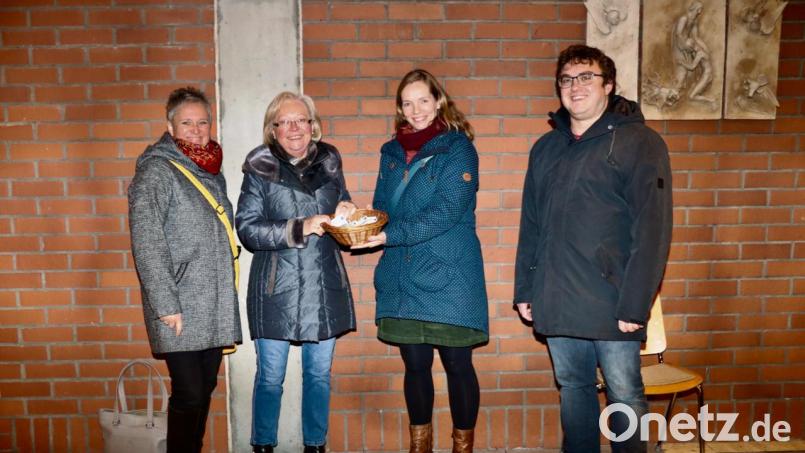 Sabine Kreiner vom SkF Amberg und dessen Vorsitzende Marianne Gutwein freuten sich, dass Kerstin Schütz von der katholischen Jugendstelle Amberg und Gemeindereferent von St. Michael, Benedikt Eckert (von links) den Erlös aus dem Anderen Adventssingen in Höhe von 1000 Euro dem SkF spendeten. Bild: ads