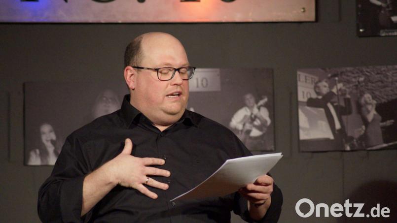 Stephan Karl beleuchtet die Advents- und Weihnachtszeit auf humorvolle Art und Weise im Atelier Teufelsbäck in Amberg am 22. Dezember. Bild: Hans Deml/exb
