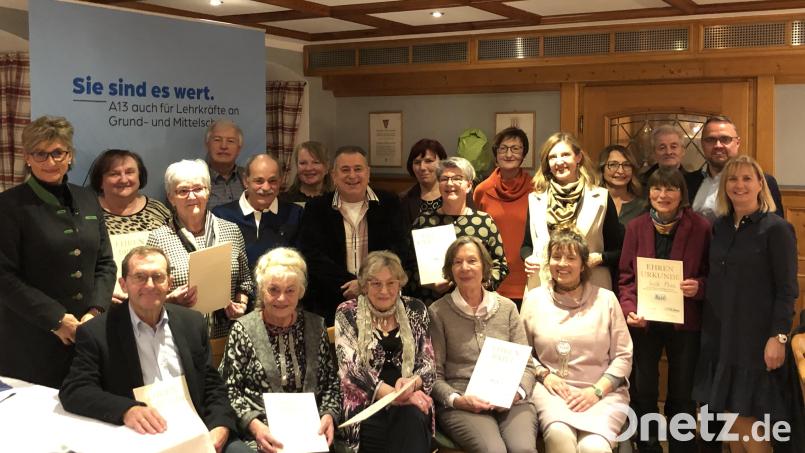 BLLV- Präsidentin Simone Fleischmann (links), Kreisvorsitzende Angelika Luber (rechts) und Bezirksvorsitzender Manuel Sennert (Zweiter von rechts) zeichnen bei einem Ehrenabend viele langjährige Mitglieder aus. Bild: Armin Aichinger/exb