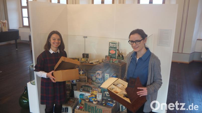 Die Pfreimder Museumsleiterin Carola Reul (links) und ihre Burglengenfelder Kollegin Christina Scharinger rücken den Alltagsgegenstand Schachtel bei einer Sonderausstellung im Bürgersaal in den Fokus. Bild: bl