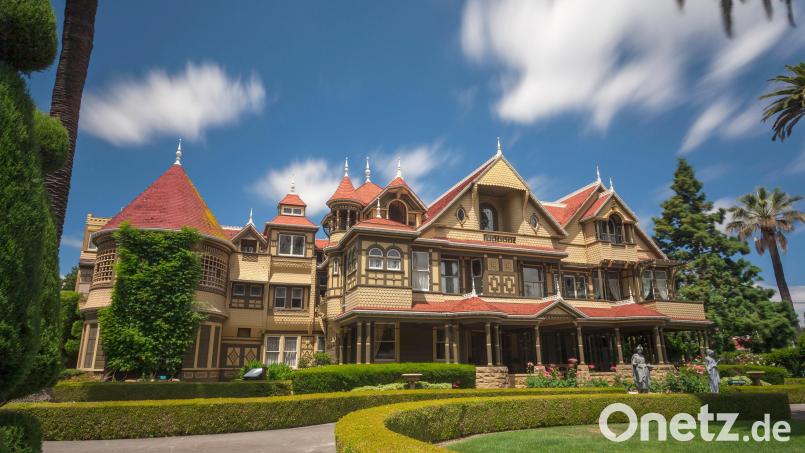 Das Winchester Mystery House gibt sich äußerlich eindrucksvoll, aber innen warten diverse bauliche Kuriositäten. Bild: Michael Halberstad/Visit California/dpa