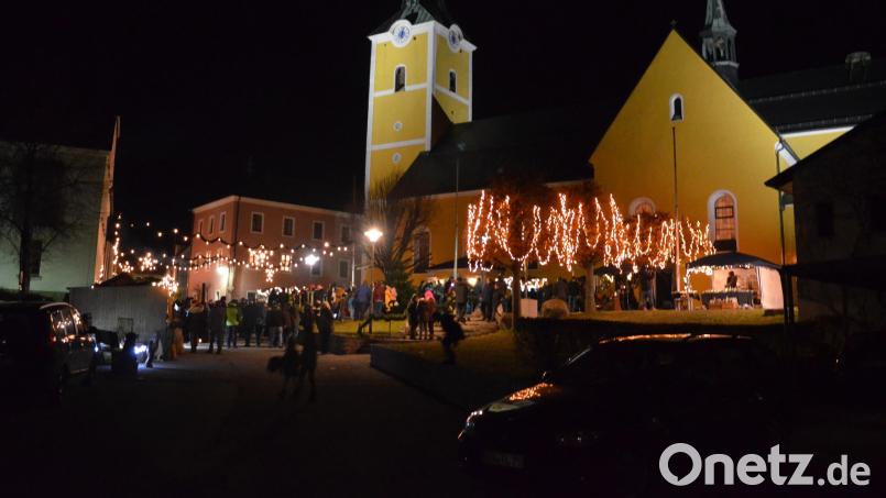 Ein stimmungsvolles Ambiete gibt es zum Jahreswechsel 2022/2023 in der Marktgemeinde aufrund von drastischen Sparmaßnahmen ausschließlich zwischen Rathaus und Emmeramskirche. Bild: fjo