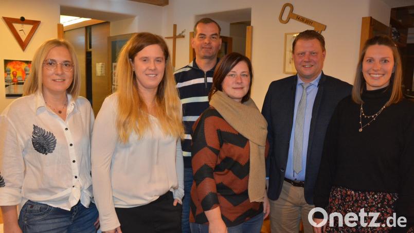 Neuwahlen standen beim Verein &quot;Mitterteicher Gaudiwurm&quot; an. Vorsitzender ist weiterhin Michael Zintl (hinten), neue Stellvertreterin ist Daniela Tschinkl (Mitte). Mit im Bild (von links) Regina Werner und Natalie Wölfl sowie (von rechts) Christina Mayer und Bürgermeister Stefan Grillmeier. Bild: jr