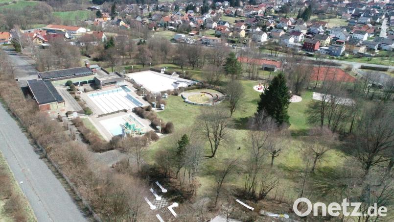 Die Pleysteiner Freizeiteinrichtung mit dem Freibad am Sonnenhang ist momentan im Winterschlaf. Ob eine Sanierung möglich ist, entscheidet der Stadtrat Anfang des neuen Jahres. Bild: bey