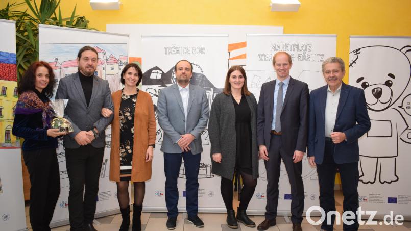 Vertreter der Partnergemeinden Wernberg-Köblitz und Bor präsentierten das Deutsch-Tschechische Malbuch und die Roll-ups. Von links: Lehrerin Petra Cervinkova, Schuldirektor Daniel Koblen, Schulleiterin Christine Losch, Bürgermeister Rudolf Kodalik, Grafikerin Sarah Segerer, Bürgermeister Konrad Kiener und Verwaltungsleiter Miroslav Cvrk Bild: bnr