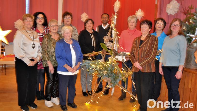 Gertrud Kantor (Vierte von links) und Elsa Kastl (Dritte von rechts) sind seit 50 Jahren treue Mitglieder des Pirker Frauenbunds. Die Bezirksvertretung Tanja Dietl (Zweite, hinten links) und Pfarrer Jaison Thomas gratulieren. Bild: kki