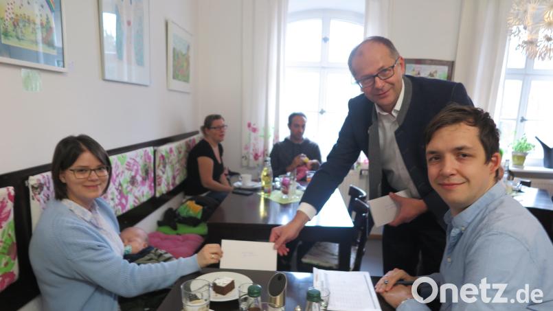 „Die Auszahlung des Begrüßungsgeldes an die Eltern ist eine meiner angenehmsten Pflichten“, meinte Bürgermeister Roman Schäffler (stehend). Bild: jzk