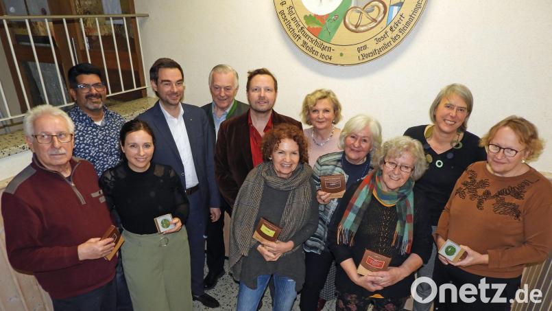 Irene Fritz (zweite Reihe, rechts), ausgezeichnete Vereinsmitglieder und Gäste aus der Politik freuen sich bei der Herbstversammlung im Schützenhaus über ein erfolgreiches Jahr des Oberpfälzer Kunstvereins. Bild: Winkler