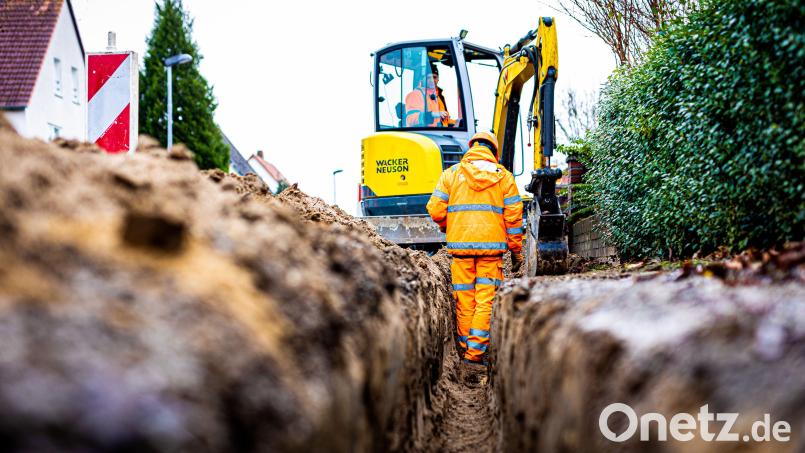 An dieses Bild können sich die Sulzbach-Rosenberger schon mal gewöhnen: 2023 werden über das gesamte Stadtgebiet verteilt Dutzende Straßen und Gehwege aufgerissen, um Glasfaserkabel zu verlegen. Hinzu kommen städtische Bauarbeiten. Symbolbild: Moritz Frankenberg/dpa