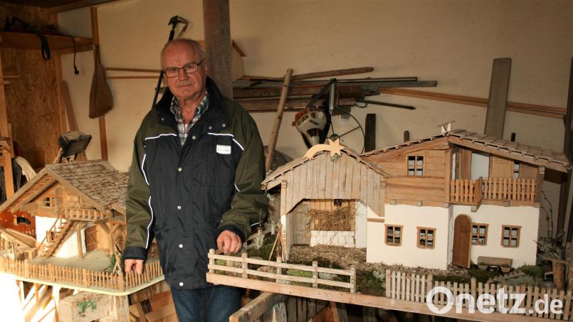 Ludwig Hofmann in seiner Werkstatt inmitten seiner Krippen. Hier hat er bereits 40 verschiedene Ausführungen gebastelt. Unterm Jahr sind die Weihnachtskrippen im Keller seines Hauses und in weiteren Werkräumen gelagert. Bild: Josef Arweck/exb